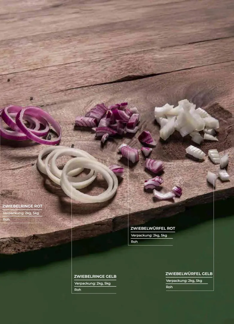 Geschnittene Ringe aus weißen und roten Zwiebeln, bereit für Salate, Grillen oder Kochen.