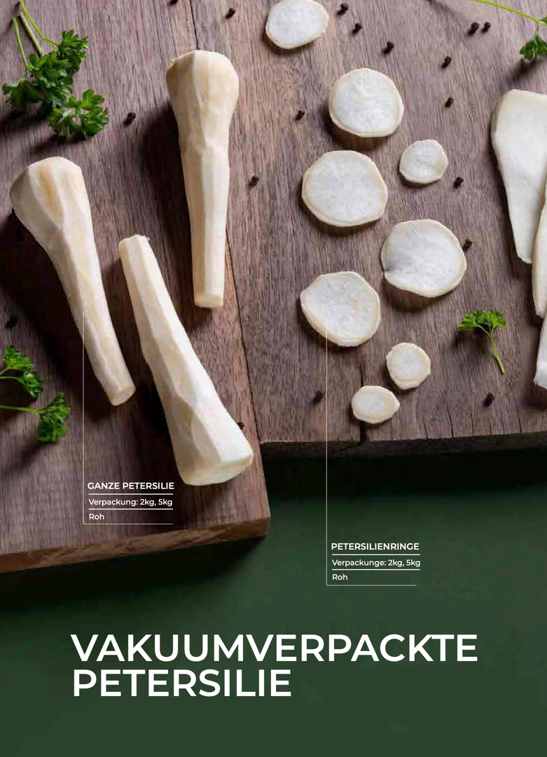 Celý petržlen a krúžky nakrájaného petržlenu na doske.